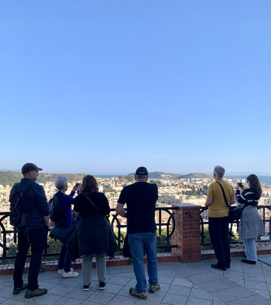 Lezione all’aperto del corso di italiano a Cagliari con studenti stranieri che imparano l’italiano tra i quartieri storici.
