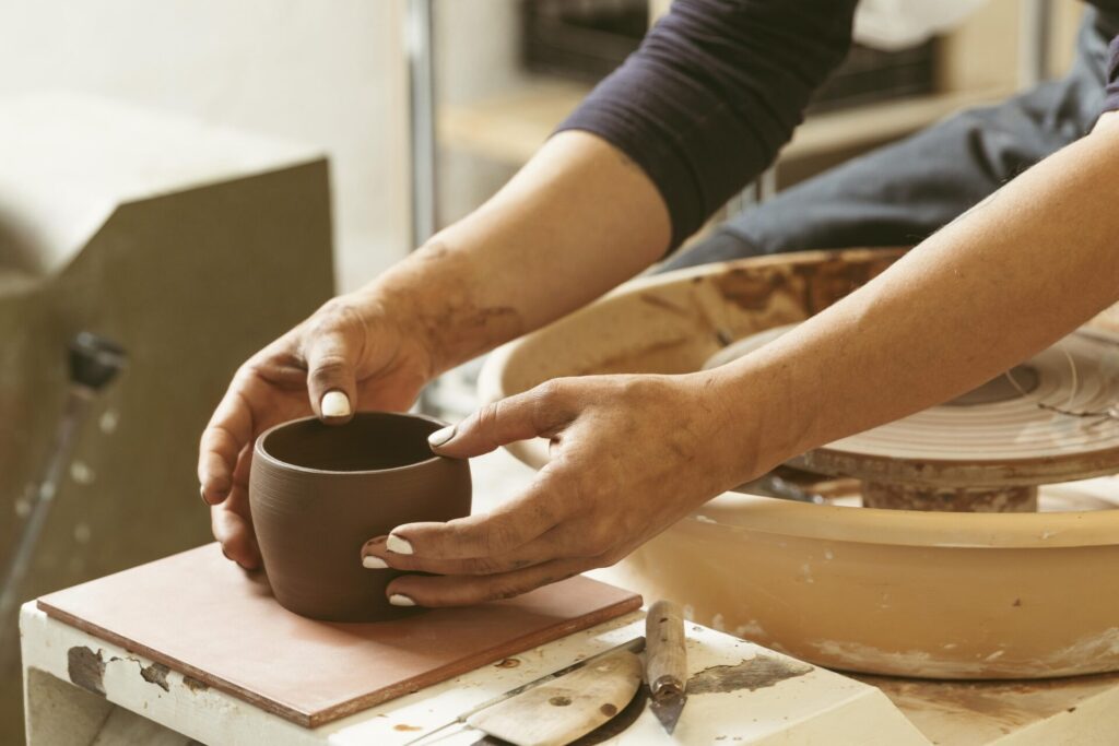 Studenti di italiano attività ceramica - L'Accademia Cagliari