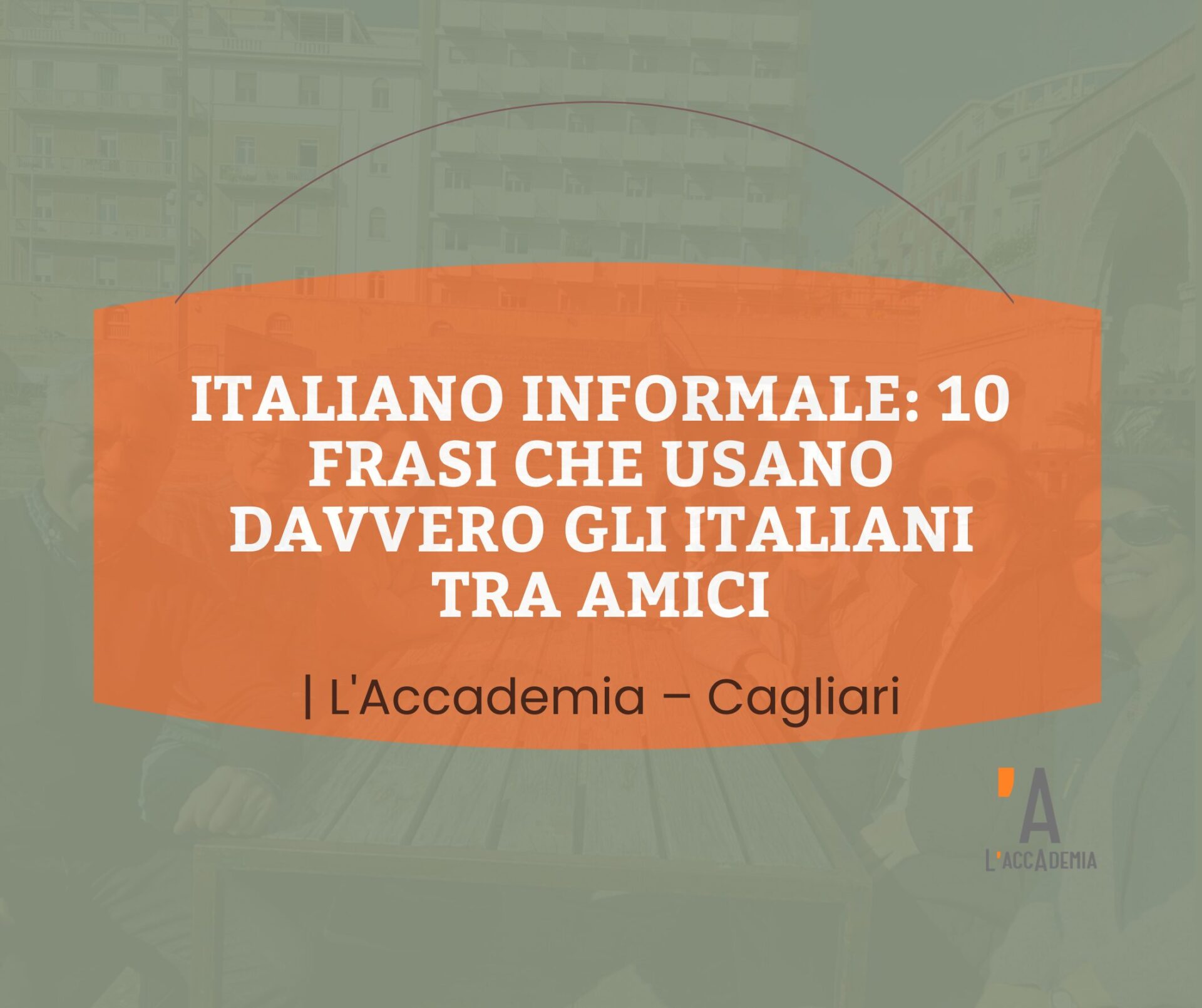 Gruppo di amici italiani che parlano in modo informale per strada a Cagliari - L'Accademia