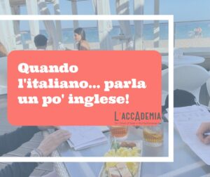 Studente al bar del Poetto a Cagliari sorseggia un caffè e studia italiano con L'Accademia