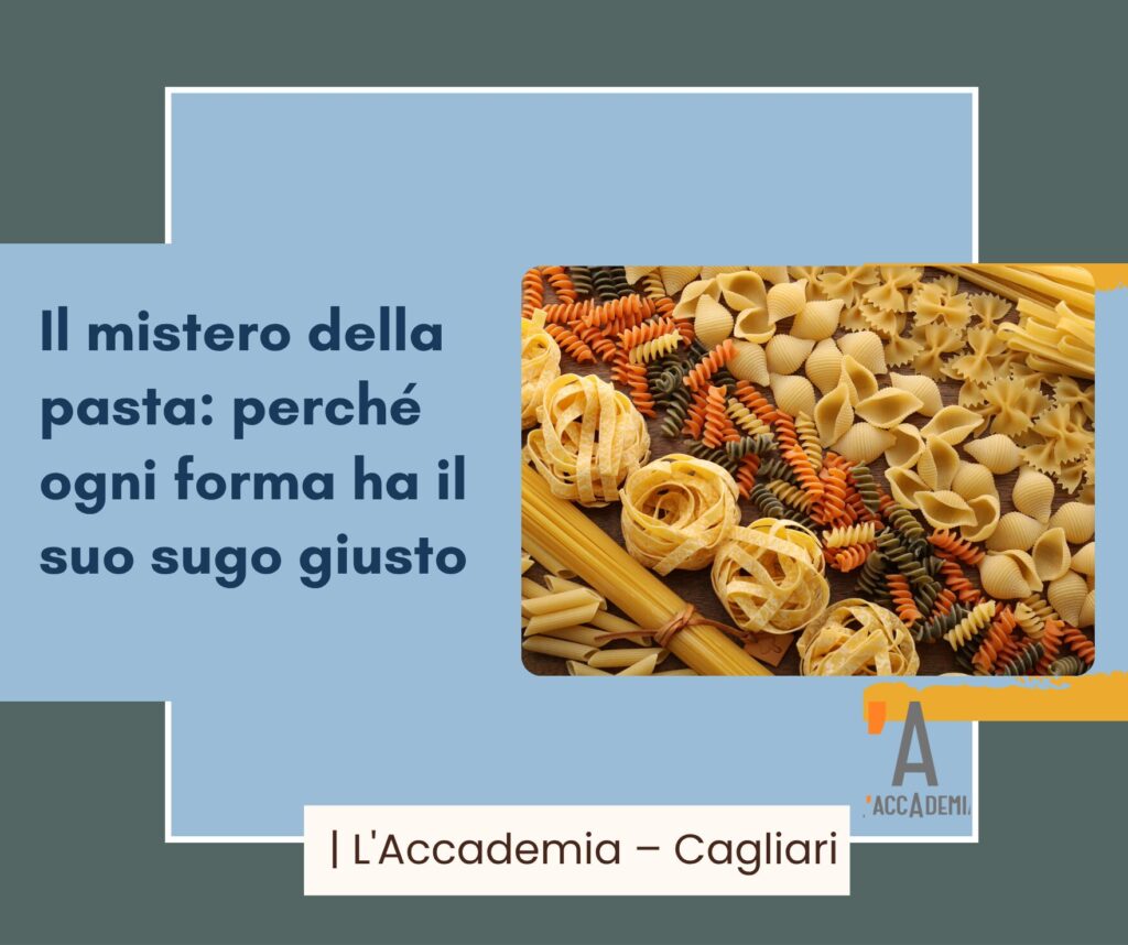 Diversi formati di pasta italiana con i loro sughi su un tavolo di legno