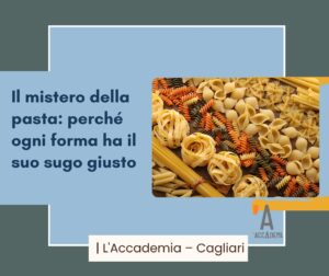 Diversi formati di pasta italiana con i loro sughi su un tavolo di legno