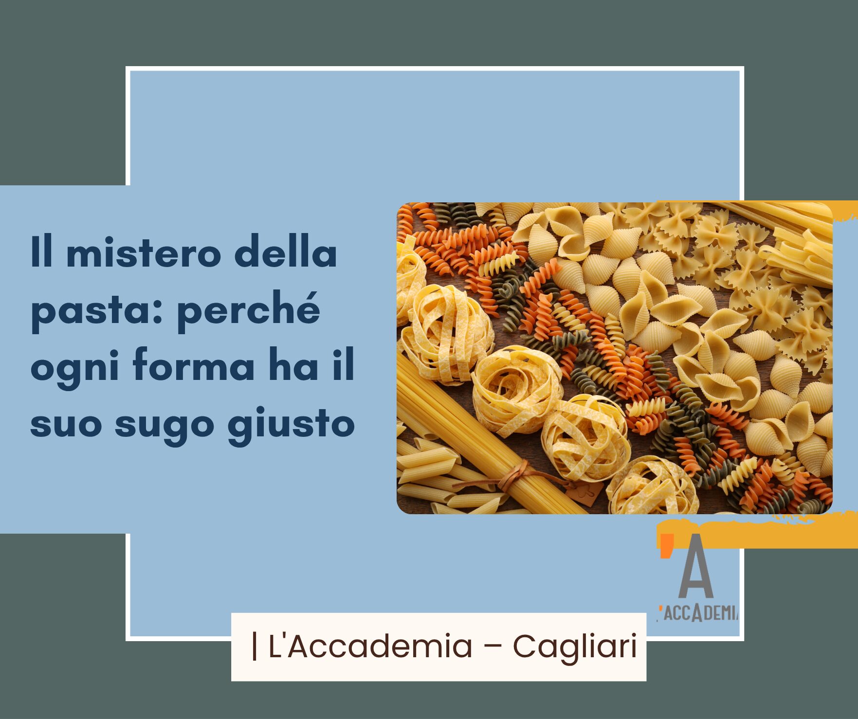 Diversi formati di pasta italiana con i loro sughi su un tavolo di legno