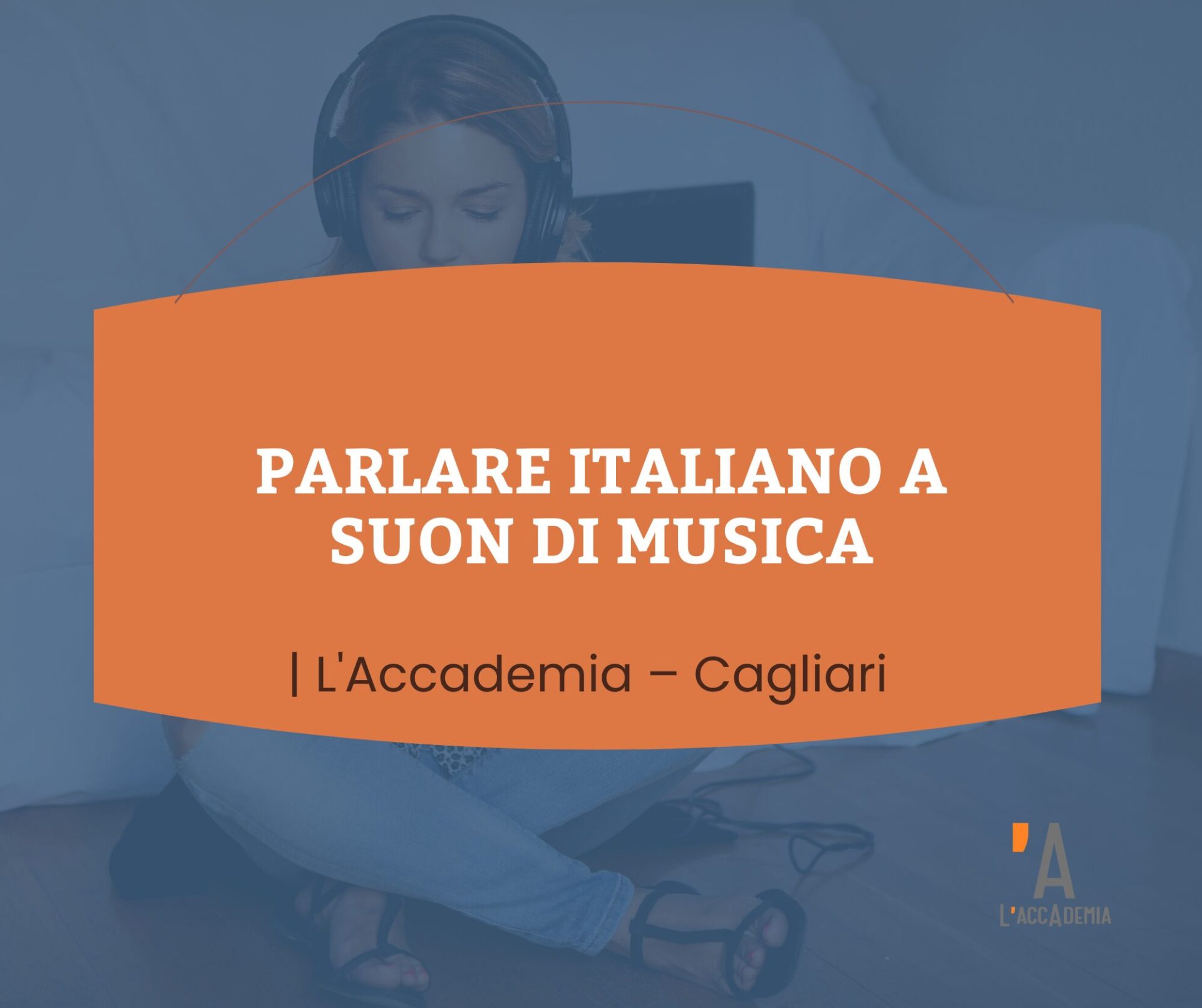 Ragazza che studia italiano con le cuffie e ascolta musica