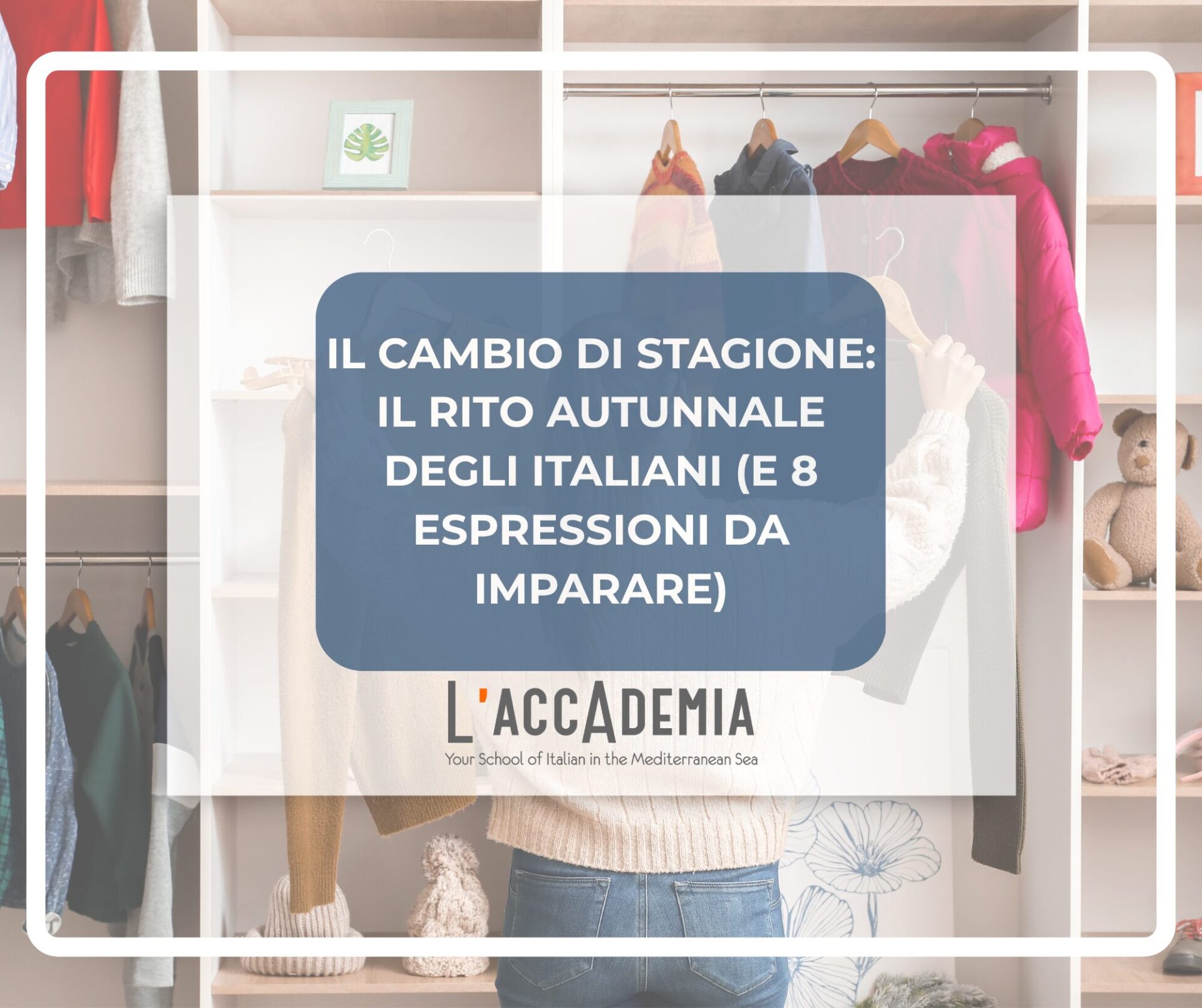 Armadio aperto con maglioni, scatole e grucce per il cambio di stagione in una casa italiana